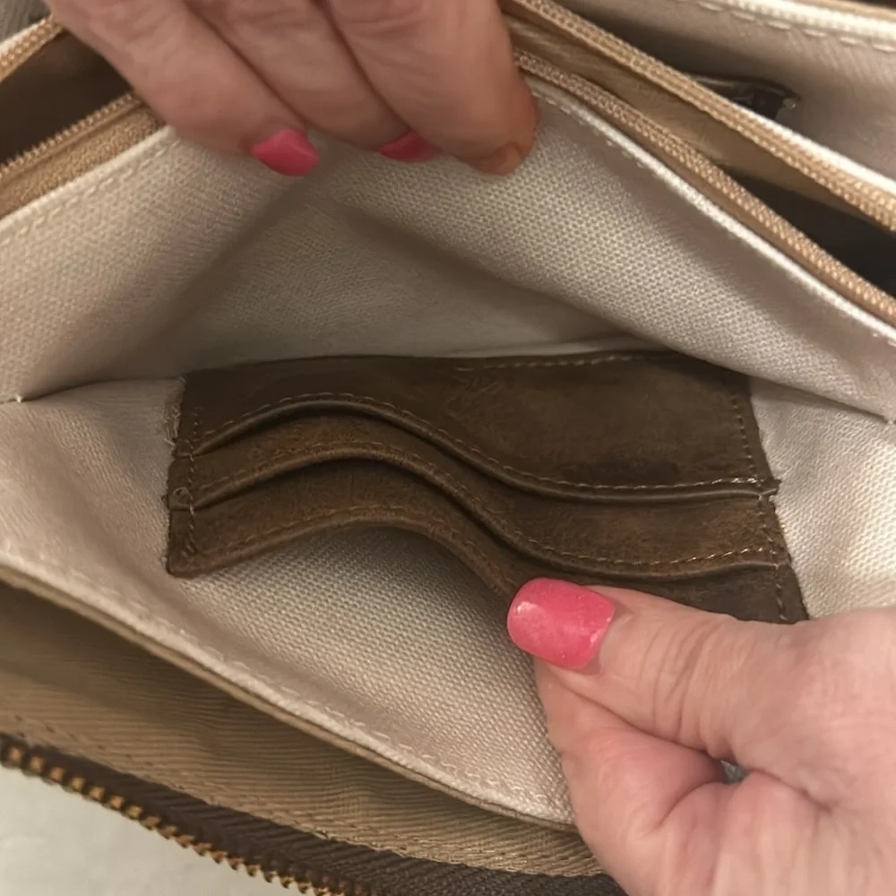Anngoti turtle wristlet with detachable strap